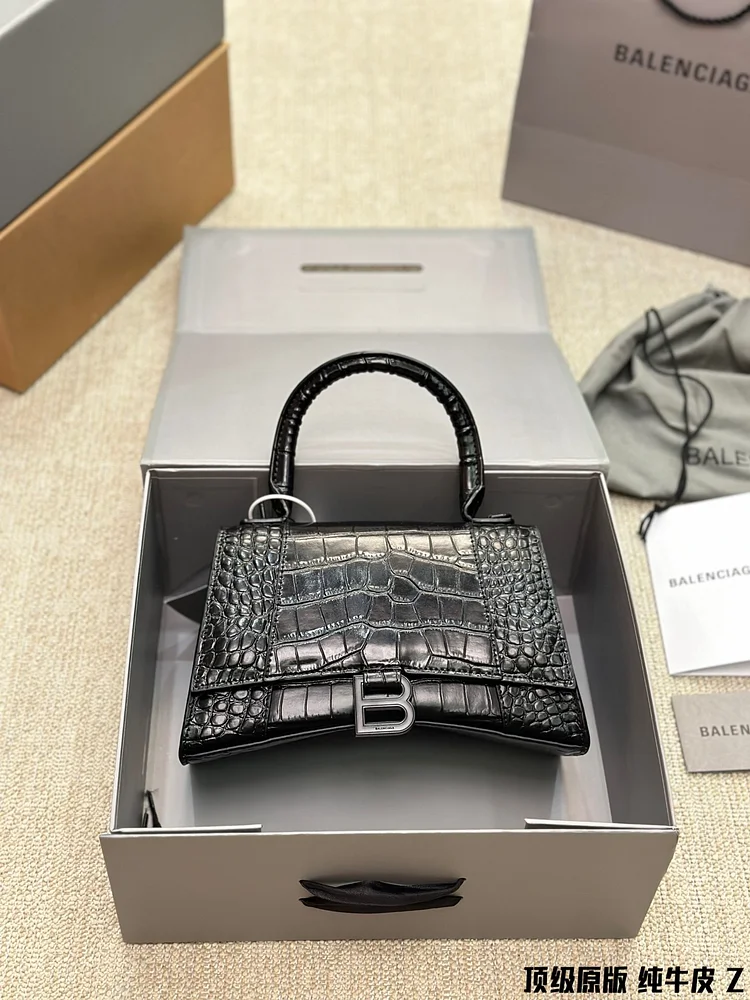 Balen hourglass xs bag size : 23 * 14cm - Image 8