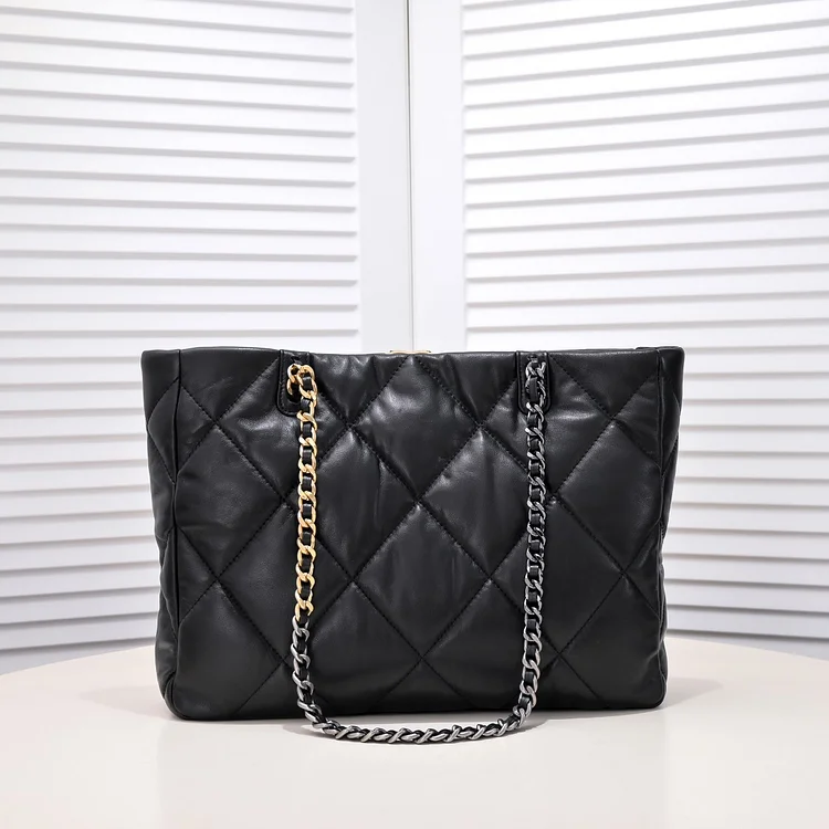 CC 22B 19BAG Tote - Image 4