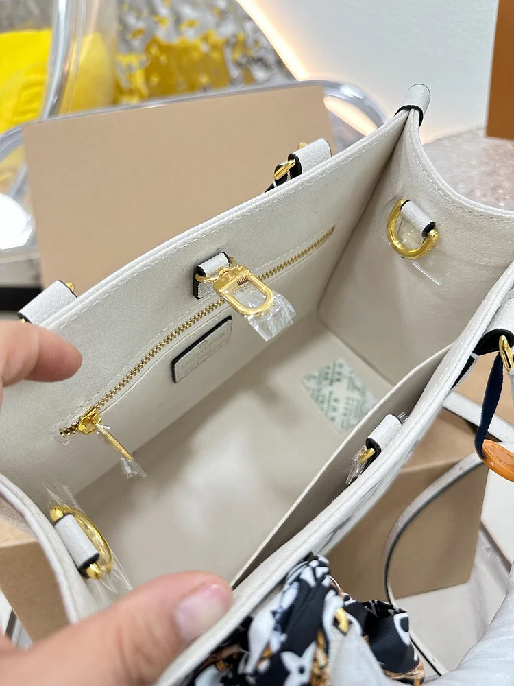 Louis Ss21 Crafty onthego small bag size : 25 * 20cm (without silk belt ) - Image 12