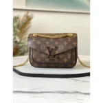 L-bag Size: 22 x 17x 10cm