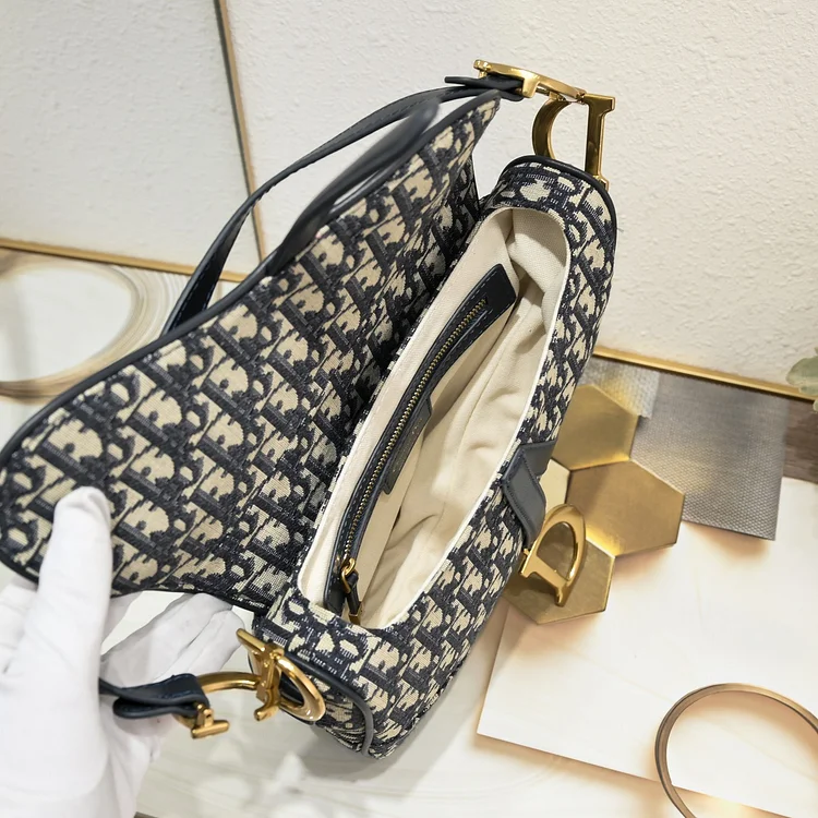 D saddle Be a classic with classics crossbody bag - Image 7