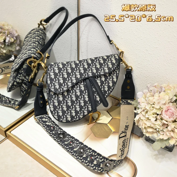 D saddle Be a classic with classics crossbody bag