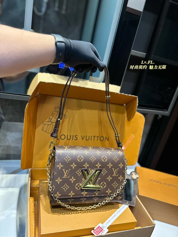 Louis Twist new arrival chain bag size: 23*10*15 cm