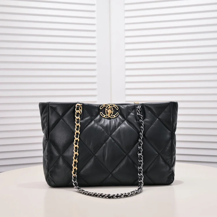 CC 22B 19BAG Tote - Image 12