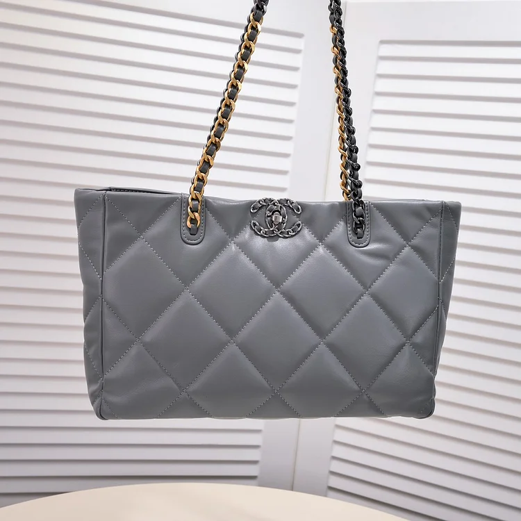 CC 22B 19BAG Tote - Image 11
