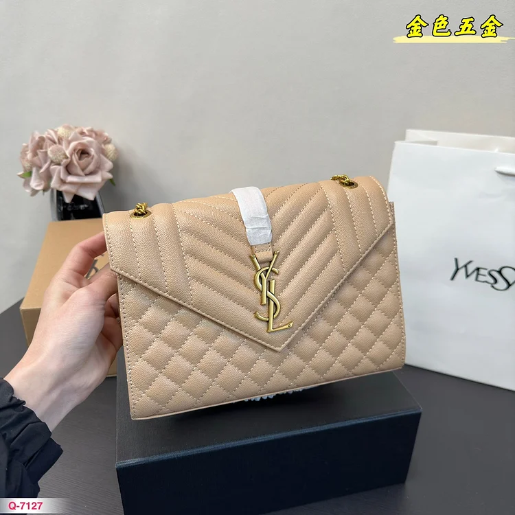 Y ENVELOPE Medium Chain Bag in Supple Matelasse Leather size :25.4 * 17 cm - Image 2
