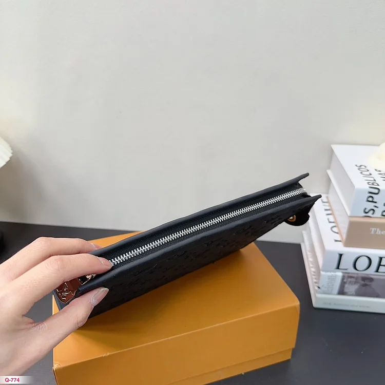 Louis Toiletry Pouch men and women bag size : 26*20 cm - Image 3