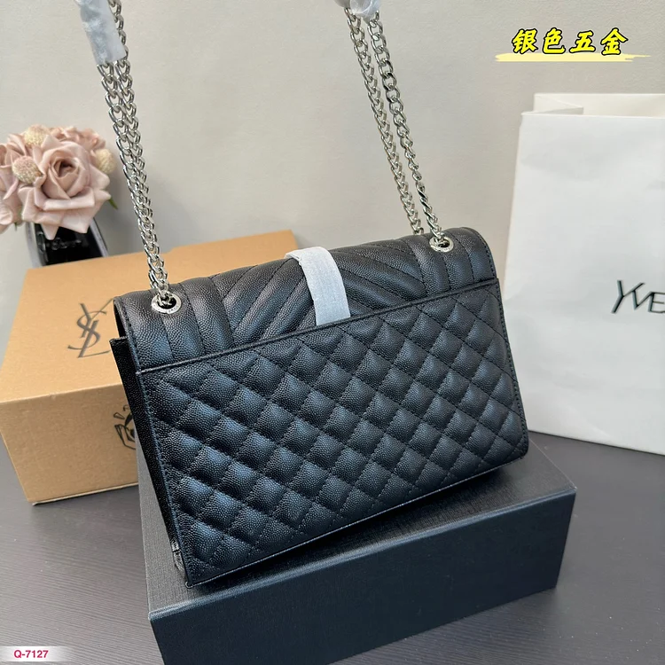 Y ENVELOPE Medium Chain Bag in Supple Matelasse Leather size :25.4 * 17 cm - Image 11