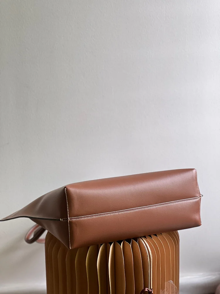Bur Motif Leather Medium Tote Bag - Image 3