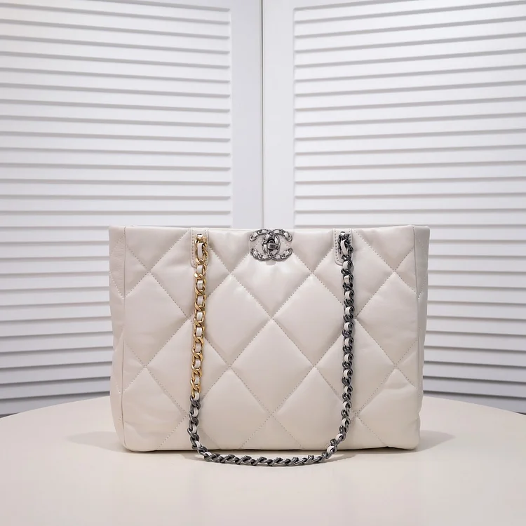 CC 22B 19BAG Tote - Image 6