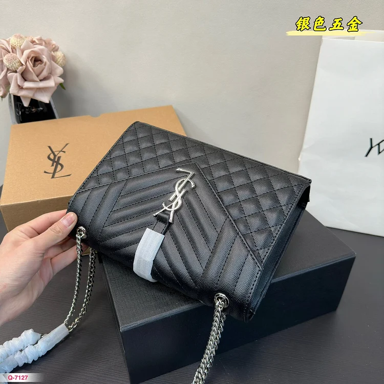 Y ENVELOPE Medium Chain Bag in Supple Matelasse Leather size :25.4 * 17 cm - Image 7