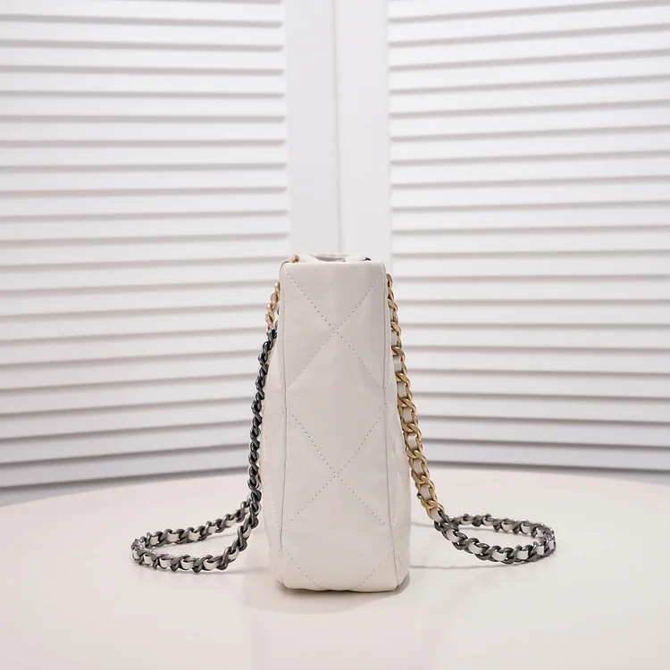 CC 22B 19BAG Tote - Image 9