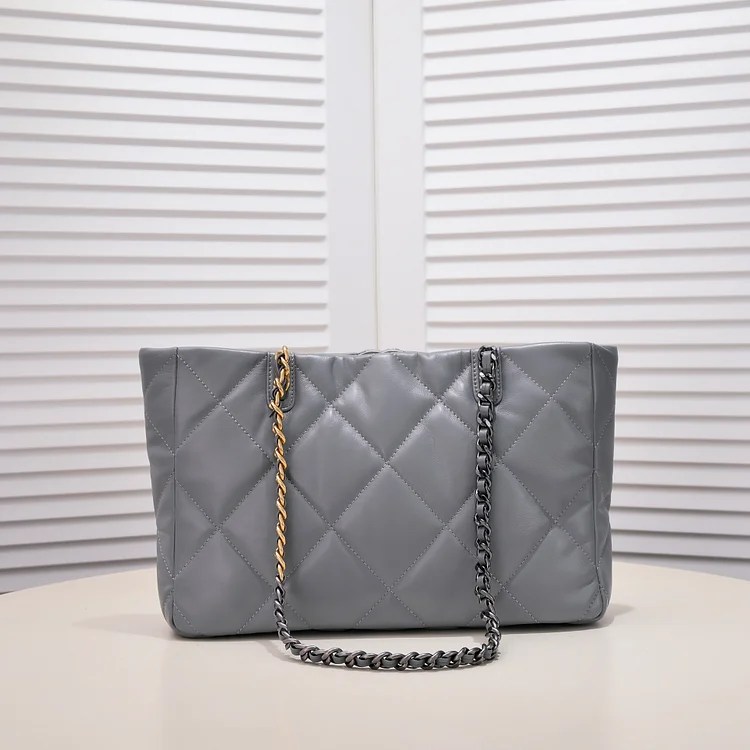 CC 22B 19BAG Tote - Image 16