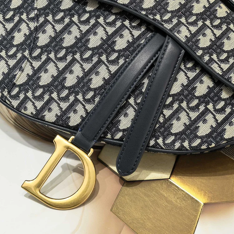 D saddle Be a classic with classics crossbody bag - Image 5