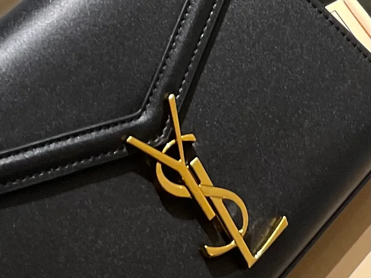 Y Cassandra Monogram Clasp Bag size 21*18 cm - Image 9