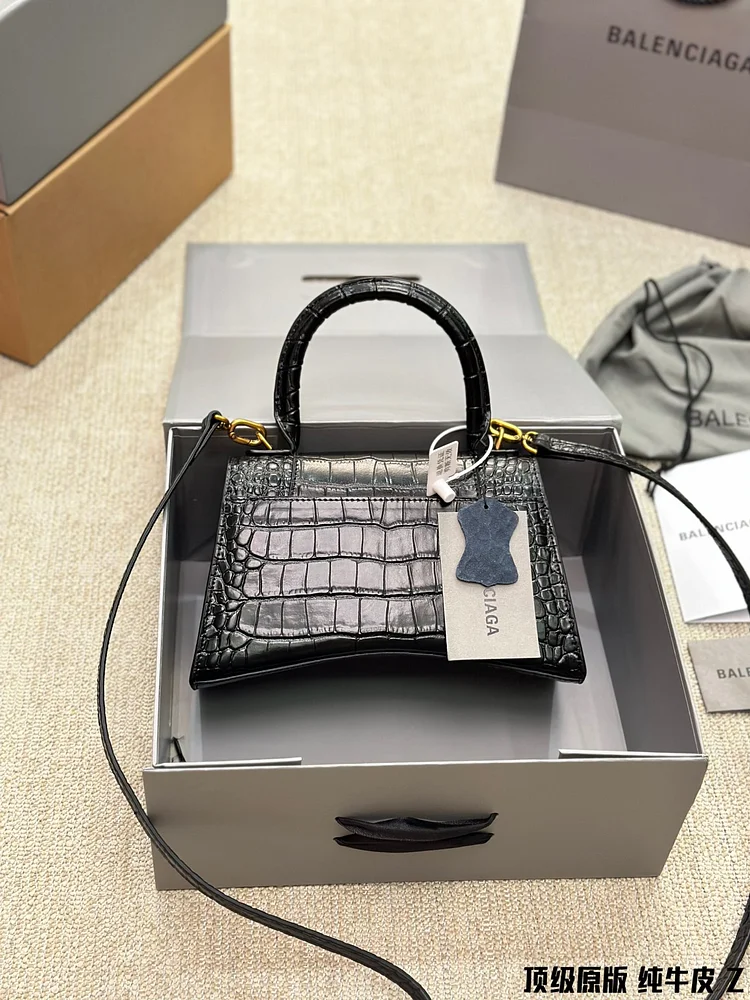 Balen hourglass xs bag size : 23 * 14cm - Image 6