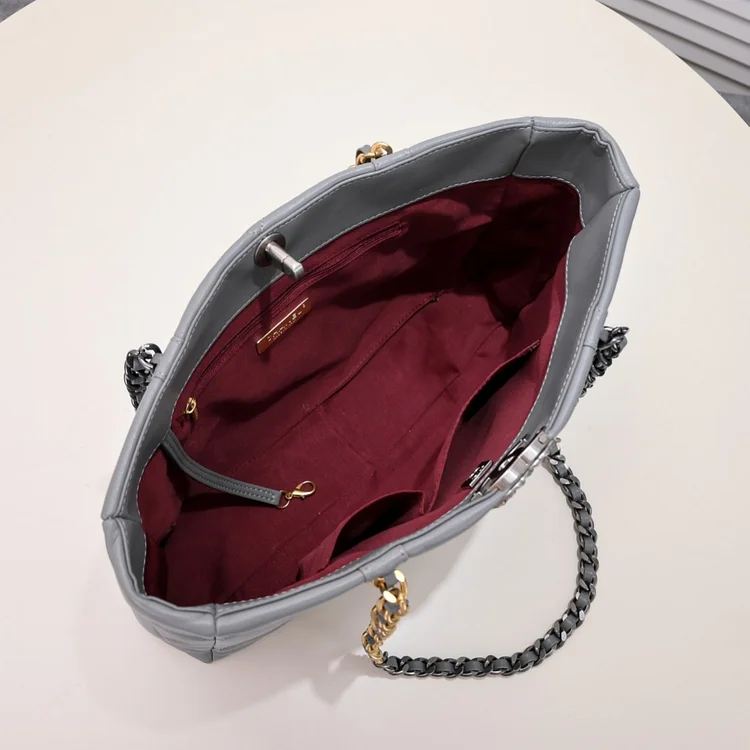 CC 22B 19BAG Tote - Image 13