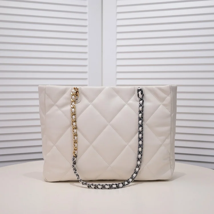 CC 22B 19BAG Tote - Image 10