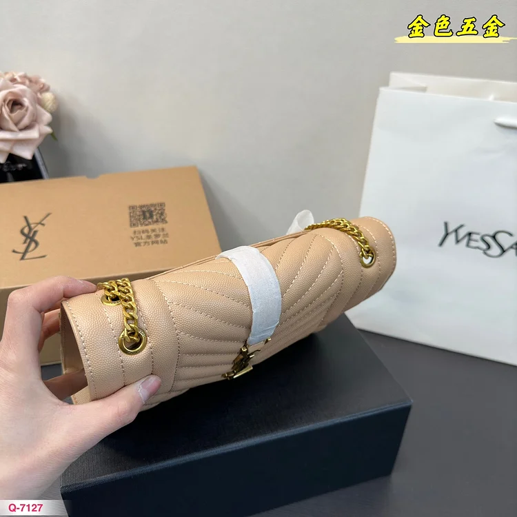 Y ENVELOPE Medium Chain Bag in Supple Matelasse Leather size :25.4 * 17 cm - Image 3