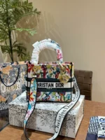 D lady bag size; 24 cm