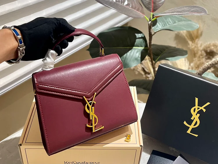 Y Cassandra Monogram Clasp Bag size 21*18 cm - Image 2