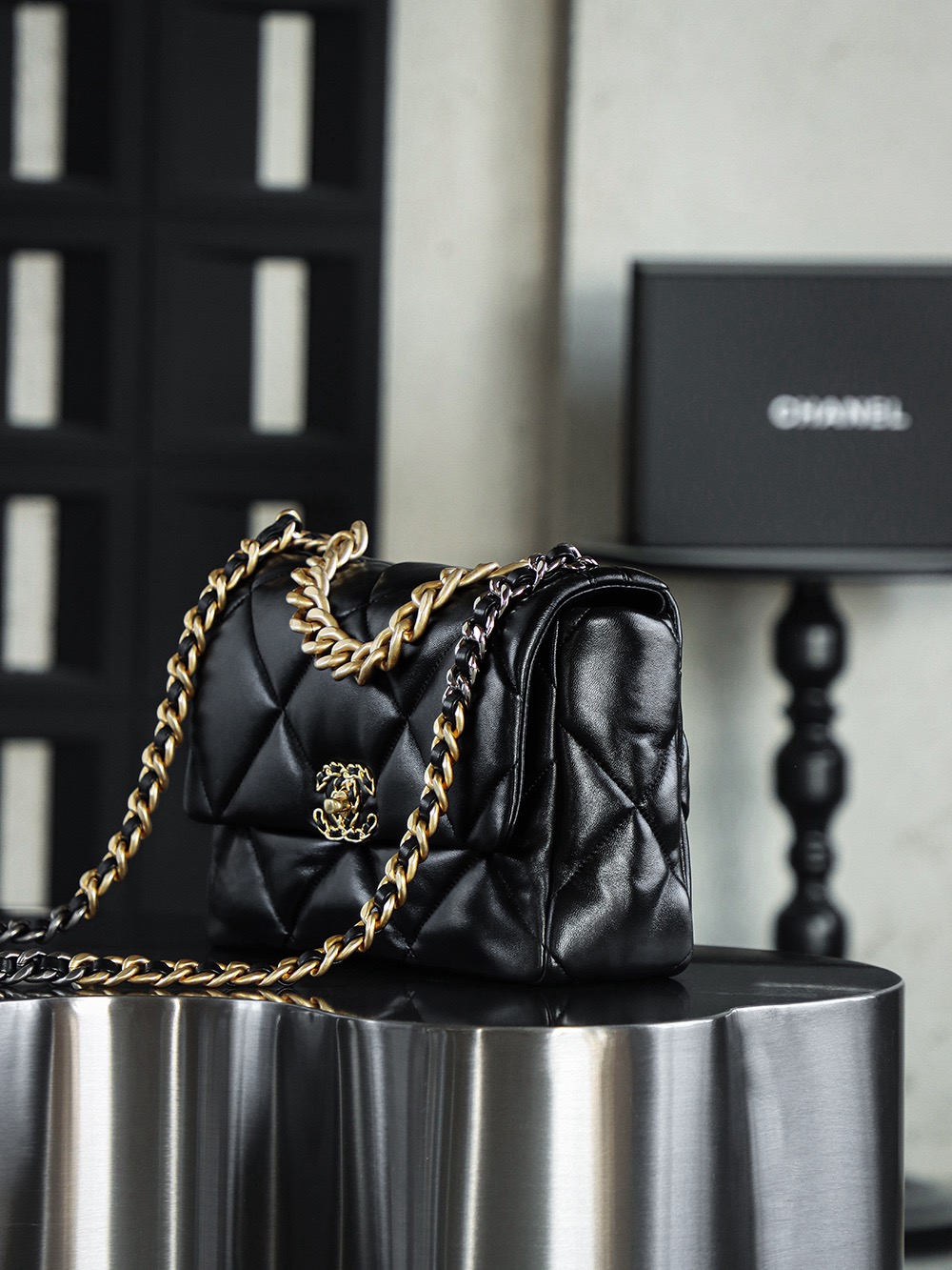 CHANEL 19 Large Elegant knockoff Handbag - Image 4