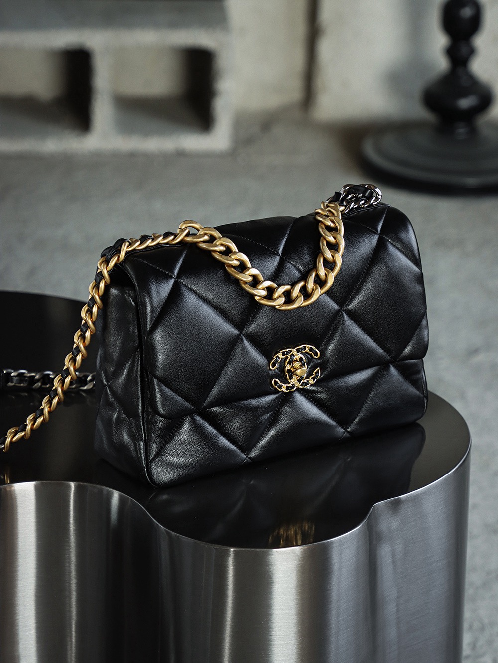 CHANEL 19 Large Elegant knockoff Handbag - Image 7