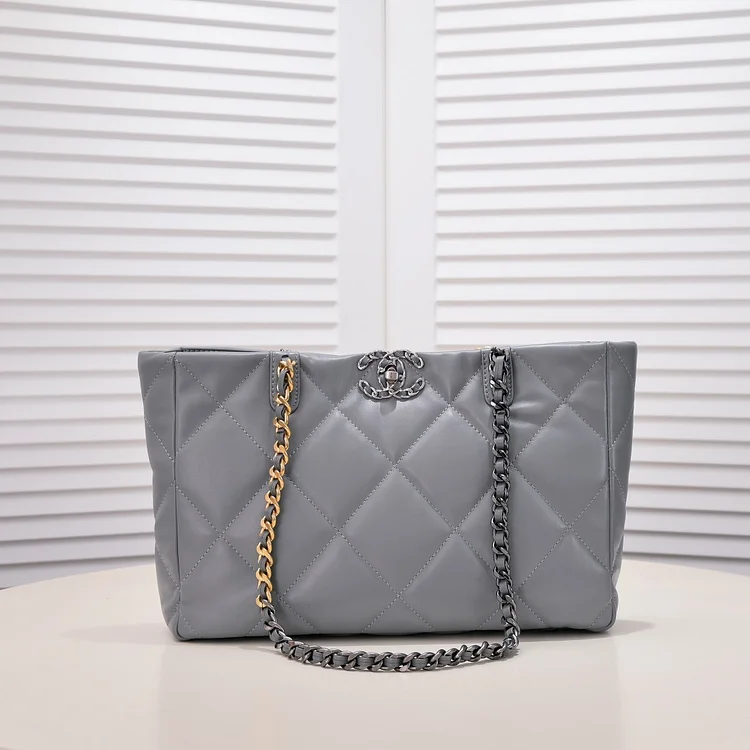 CC 22B 19BAG Tote - Image 8
