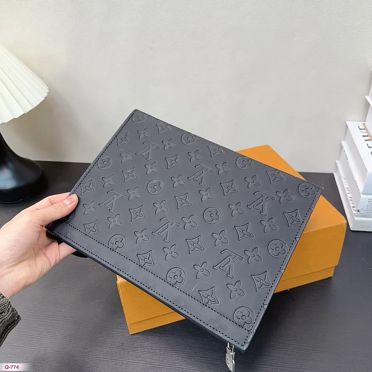 Louis Toiletry Pouch men and women bag size : 26*20 cm - Image 5