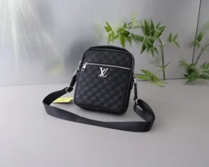 Louis new arrival bag size : 20x24x5 cm