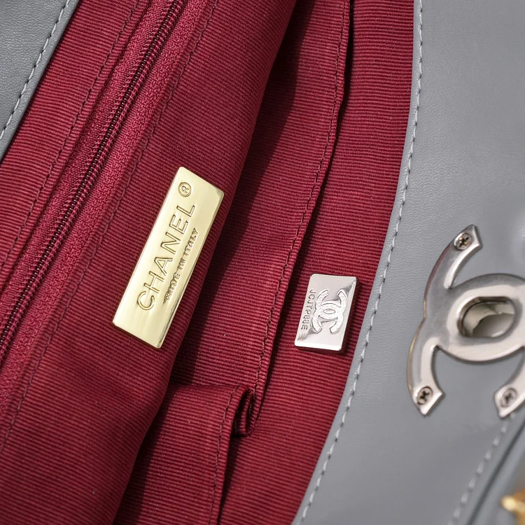 CC 22B 19BAG Tote - Image 18