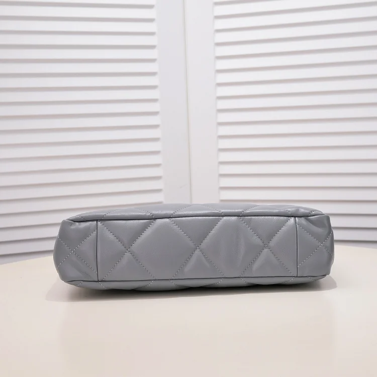 CC 22B 19BAG Tote - Image 17