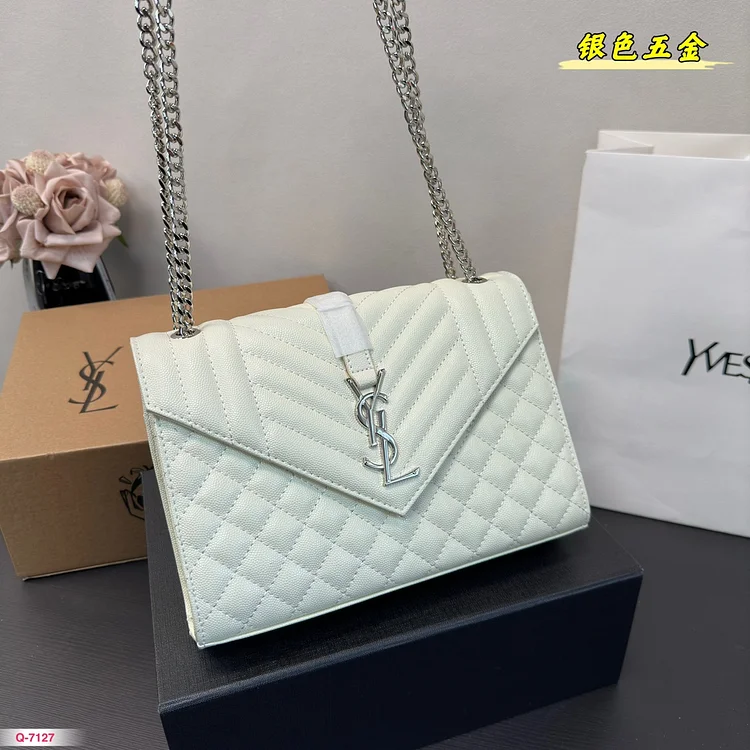 Y ENVELOPE Medium Chain Bag in Supple Matelasse Leather size :25.4 * 17 cm - Image 8