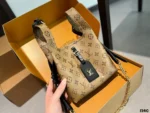 Louis new arrival bag size: 18 * 16cm