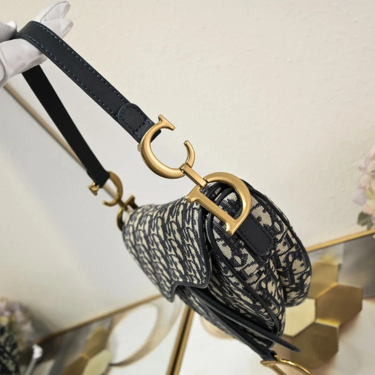 D saddle Be a classic with classics crossbody bag - Image 8