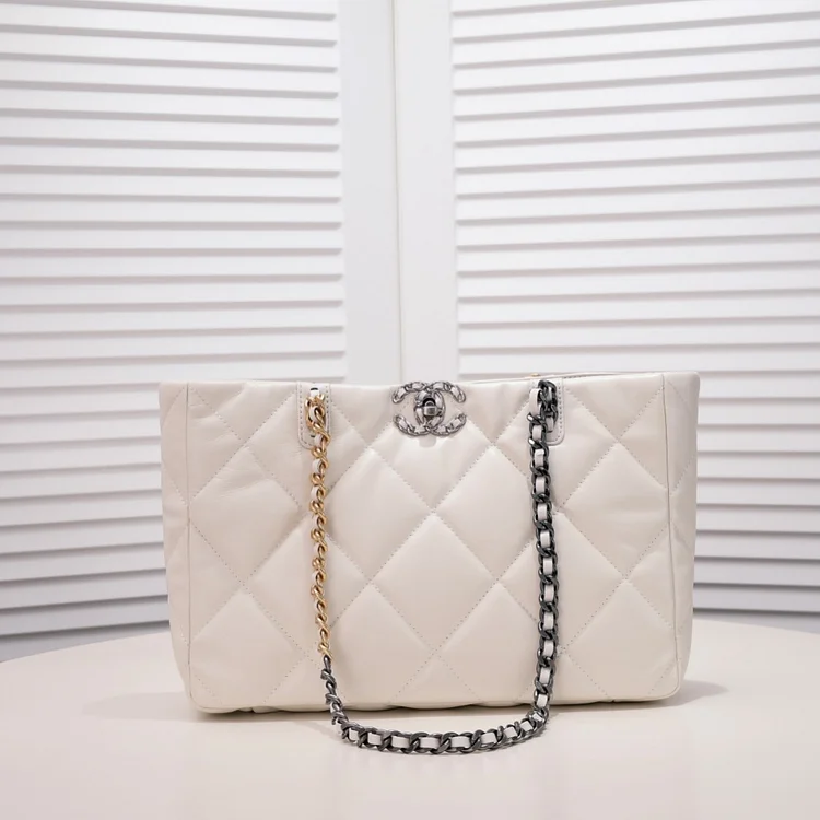 CC 22B 19BAG Tote - Image 3