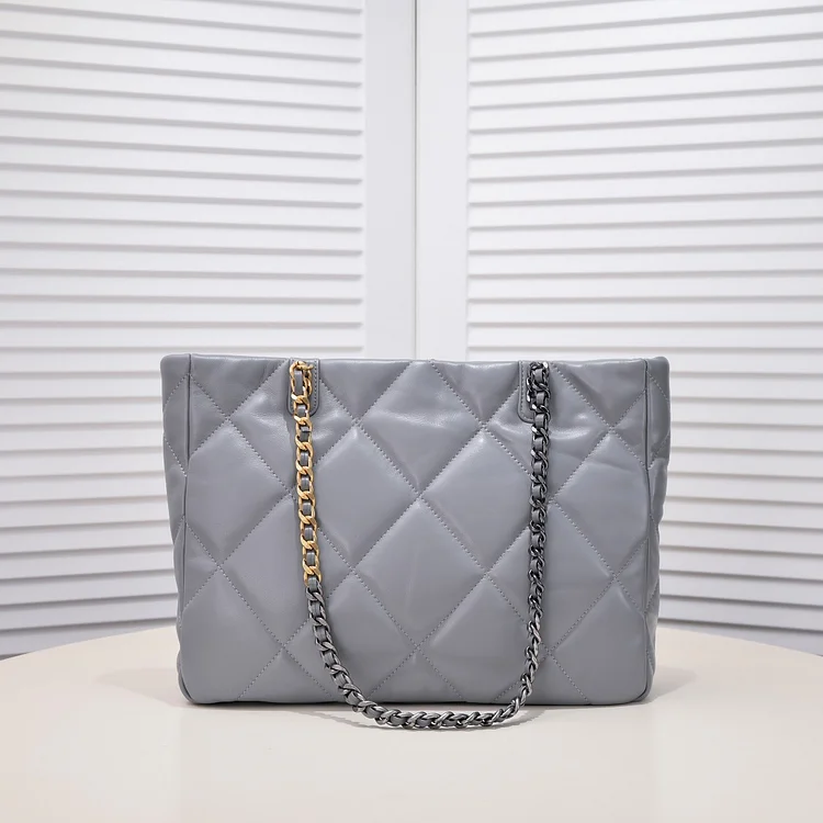 CC 22B 19BAG Tote - Image 5