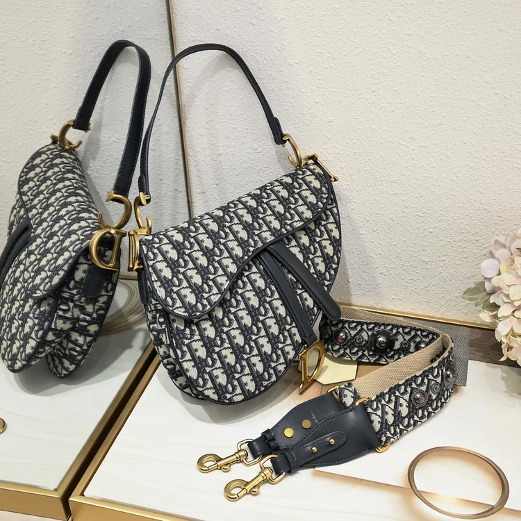 D saddle Be a classic with classics crossbody bag - Image 6