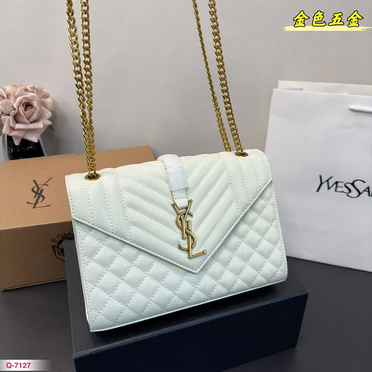 Y ENVELOPE Medium Chain Bag in Supple Matelasse Leather size :25.4 * 17 cm - Image 16