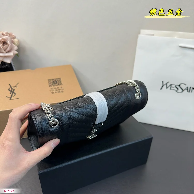 Y ENVELOPE Medium Chain Bag in Supple Matelasse Leather size :25.4 * 17 cm - Image 5