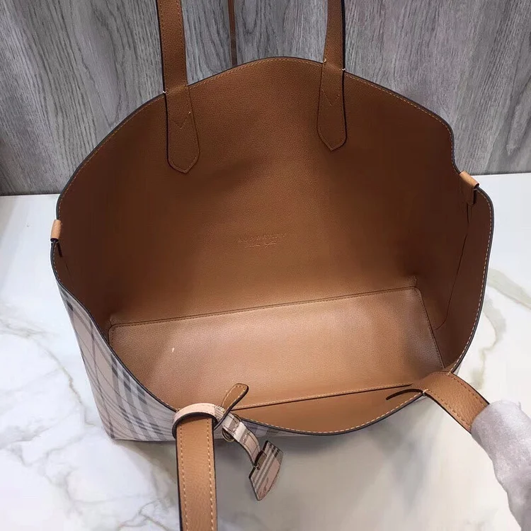bb Reversible Tote Haymarket Canvas Medium For Women, Women??s Bags 19.3in/49cm - Image 2