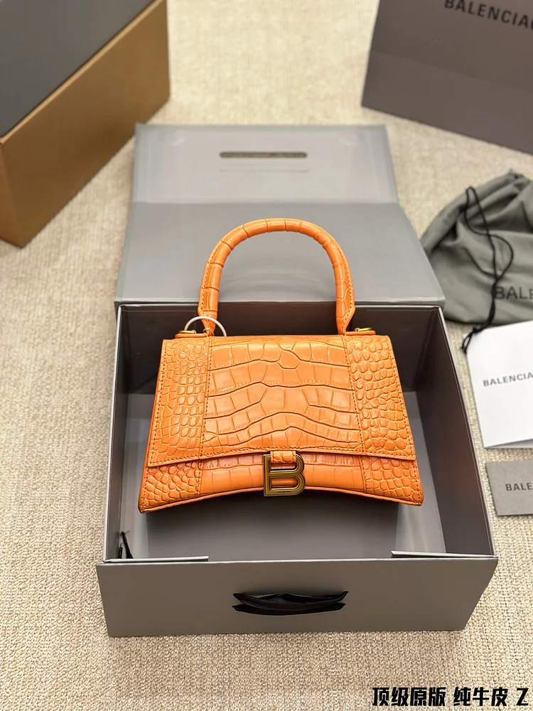 Balen hourglass xs bag size : 23 * 14cm - Image 13